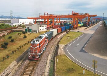 A freight train carrying 110 containers of household appliances and mechanical equipment departs from Jinhua, Zhejiang province, on its way to Budapest, Hungary, on April 1. HU XIAOFEI/FOR CHINA DAILY