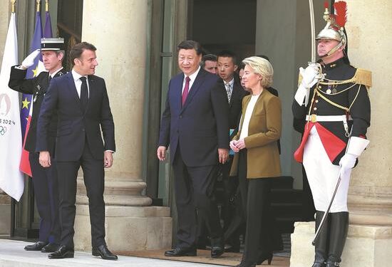 President Xi Jinping (center) walks out of the Elysee Palace in Paris, France, with French President Emmanuel Macron (left) and European Commission President Ursula von der Leyen (right) after a China-France-EU trilateral meeting on Monday. (FENG YONGBIN/CHINA DAILY)