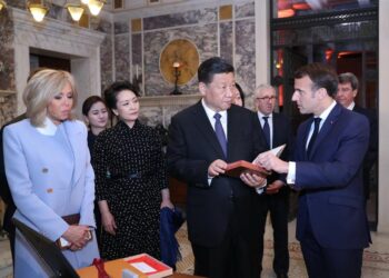 (190325) -- PARIS, March 25, 2019 (Xinhua) -- Chinese President Xi Jinping (2nd R) receives the original French version of "An Introduction to The Analects of Confucius", published in 1688, from his French counterpart Emmanuel Macron (1st R), as a national gift before their meeting in Nice, France, on March 24, 2019. (Xinhua/Ju Peng)