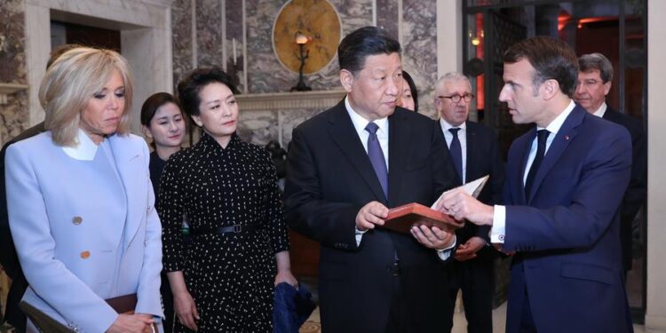 (190325) -- PARIS, March 25, 2019 (Xinhua) -- Chinese President Xi Jinping (2nd R) receives the original French version of "An Introduction to The Analects of Confucius", published in 1688, from his French counterpart Emmanuel Macron (1st R), as a national gift before their meeting in Nice, France, on March 24, 2019. (Xinhua/Ju Peng)