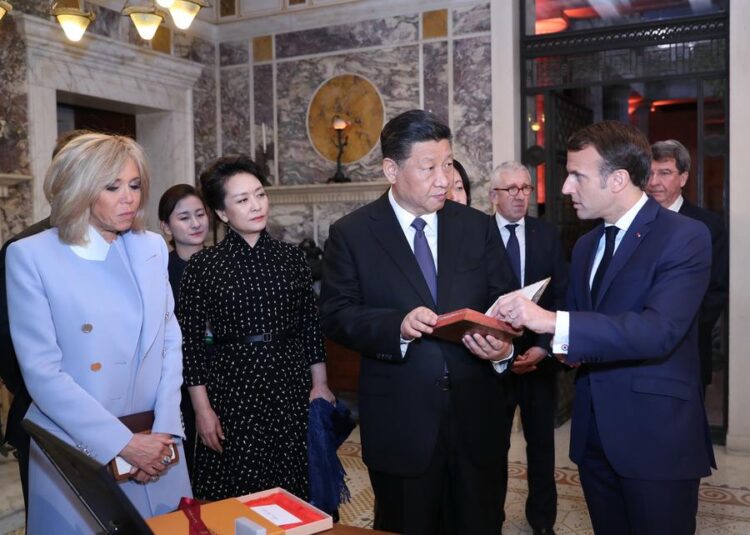 (190325) -- PARIS, March 25, 2019 (Xinhua) -- Chinese President Xi Jinping (2nd R) receives the original French version of "An Introduction to The Analects of Confucius", published in 1688, from his French counterpart Emmanuel Macron (1st R), as a national gift before their meeting in Nice, France, on March 24, 2019. (Xinhua/Ju Peng)