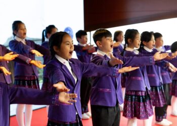 (240506) -- PARIS, May 6, 2024 (Xinhua) -- A choir consisting of children of Li and Miao ethnic groups from south China's Hainan Province performs during a Sino-French gastronomy festival aboard a boat along the Seine, in Paris, France, May 4, 2024. TO GO WITH "Feature: Gastronomy festival on Seine marks 60th anniversary of China-France ties" (Xinhua/Meng Dingbo)