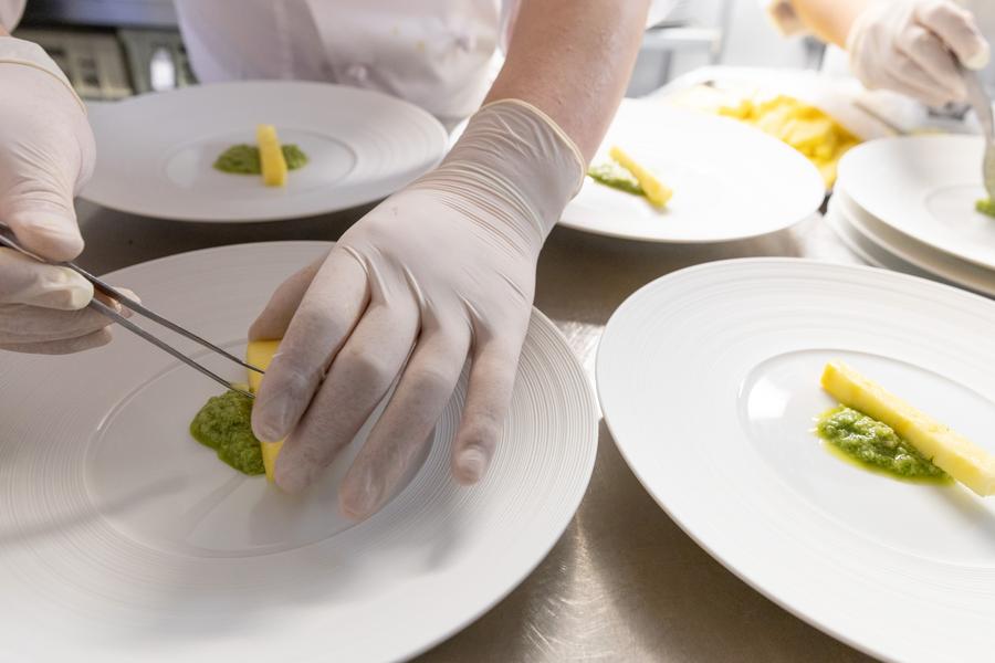 (240506) -- PARIS, May 6, 2024 (Xinhua) -- A chef makes dishes during a Sino-French gastronomy festival aboard a boat along the Seine, in Paris, France, May 4, 2024. TO GO WITH "Feature: Gastronomy festival on Seine marks 60th anniversary of China-France ties" (Xinhua/Meng Dingbo)