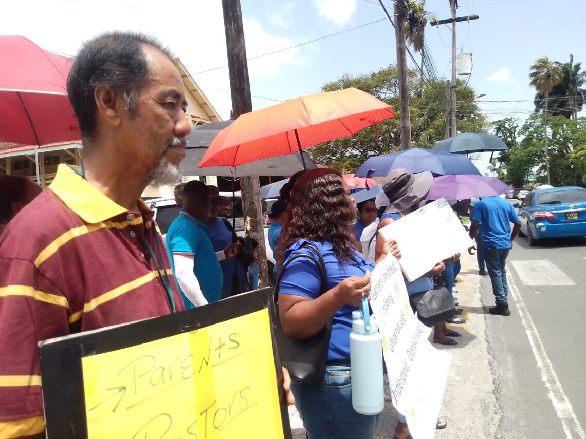 Teachers on strike in front Labour Ministry, May 13, 2024