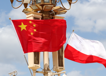 National flags of China and Poland. /CFP