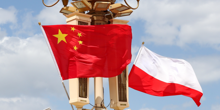 National flags of China and Poland. /CFP