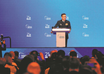 Defense Minister Dong Jun delivers a keynote speech on China's global security vision at the 21st Shangri-La Dialogue in Singapore on Sunday. YONHAP NEWS AGENCY