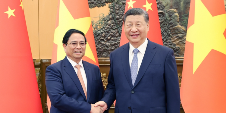 Chinese President Xi Jinping (R) shakes hands with Vietnamese Prime Minister Pham Minh Chinh in Beijing, China, June 26, 2024. /Xinhua