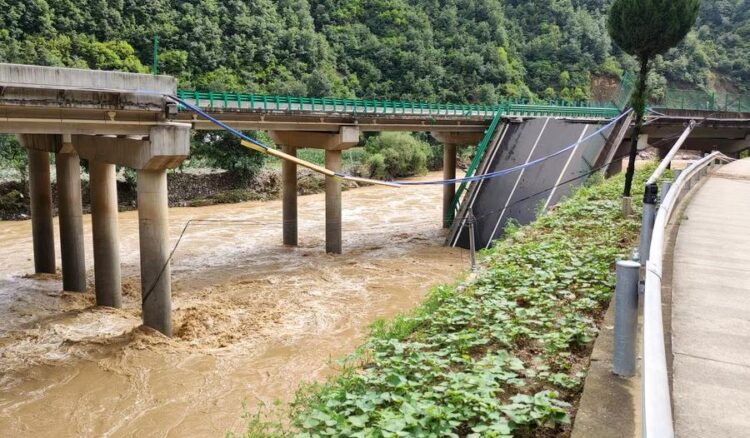 (240720) -- ZHASHUI, July 20, 2024 (Xinhua) -- This photo taken on July 20, 2024 shows the site of a bridge collapse in Zhashui County in Shangluo City, northwest China's Shaanxi Province.
  Eleven people were confirmed dead as of Saturday morning following the partial collapse of a highway bridge in northwest China's Shaanxi Province, local authorities said.
  The bridge, located in Zhashui County in Shangluo City, collapsed at approximately 8:40 p.m. on Friday due to a sudden downpour and flash floods, according to the provincial publicity department.
  By 10 a.m. on Saturday, rescue teams had recovered five vehicles that had fallen into the river. Rescue operations are underway. (Xinhua)