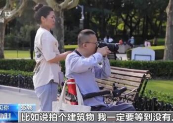 Zhang Ji takes a photo. (Screengrab/CCTV News app)