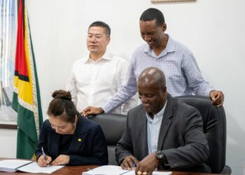 Permanent Secretary of the Office of the Prime Minister, Alfred King and Chief Representative of Power China, Dan Shen signing the contract for the construction of the National Control Centre building