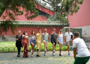 Tourists from Italy pose for a photo after an introduction to tai chi, or taijiquan, at the Temple of Heaven in Beijing on July 9 (XINHUA)