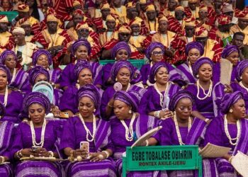 A general view members of Egbe Tobalase Obinrin and Egbe Okunrin Asiwaju during the annual Ojude Oba festival in Ijebu Ode on June 18, 2024. - Ojude Oba festival is an ancient festival celebrated by the Yoruba people of Ijebu Ode, a town in Ogun State Nigeria. This annual festival usually takes place the third day after Eid El Kabir to pay homage and show respect to the King the Awujale of Ijebuland. (Photo by TOYIN ADEDOKUN / AFP)