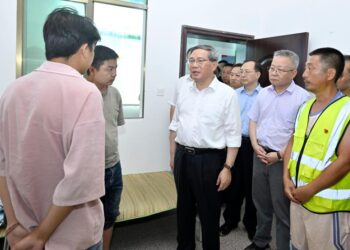 Chinese Premier Li Qiang, also a member of the Standing Committee of the Political Bureau of the Communist Party of China Central Committee, visits a relocation site in Zhoumensi Town of Zixing City, central China's Hunan Province, Aug. 1, 2024. Li visited disaster-hit residents and inspected flood-control work on Thursday in Chenzhou, central China's Hunan Province. (Xinhua/Yue Yuewei)