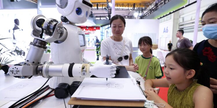 A robot draws a picture at the ongoing 2024 World Robot Conference in Beijing. CHEN XIAOGEN/FOR CHINA DAILY