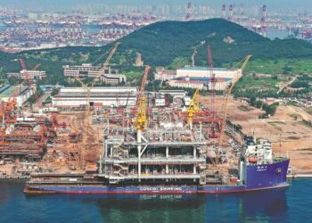 A China-made large offshore oil and gas platform is officially delivered in Qingdao, Shandong province, on Monday. (ZHANG JINGANG/FOR CHINA DAILY)