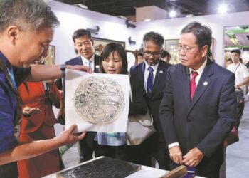 Khambay Damlath (right), vice-president of the Lao National Assembly, learns about New Year woodblock painting, which is listed as a national-level intangible cultural heritage item, in Changzhi, Shanxi province, on Aug 11, 2024. Damlath is on a visit to Changzhi to attend the ASEAN-China Week 2024, which will run through Thursday. (ZHU XINGXIN/CHINA DAILY)