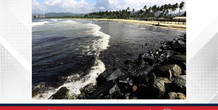 Oil slick is seen in the ocean and covering the rocks on a beach near the Venezuelan state oil company PDVSA's El Palito refinery, in Boca de Aroa, Venezuela August 16, 2024.  (BNA.BH photo)