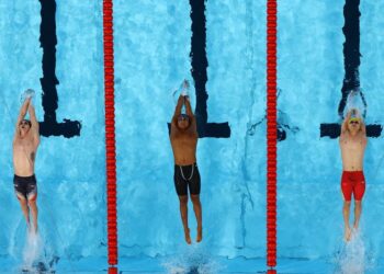 Paris 2024 Olympics - Swimming - Men's 4 x 100m Medley Relay Final - Paris La Defense Arena, Nanterre, France - August 04, 2024. Ryan Murphy of United States, Yohann Ndoye-Brouard of France and Jiayu Xu of China in action. REUTERS/Marko Djurica