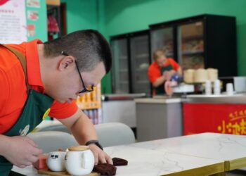 Zhang Fan, an employee with Down syndrome, works at Xiaoboyaohong dumpling restaurant in Hohhot, North China's Inner Mongolia autonomous region, Aug 6, 2024. [Photo/Xinhua]