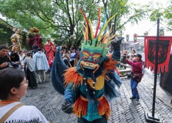 This photo taken on Oct. 17, 2024 shows a parade during the 11th Wuzhen Theatre Festival in Wuzhen of Tongxiang City, east China's Zhejiang Province. The 11th Wuzhen Theatre Festival kicked off Thursday in Wuzhen, featuring diversified performances and activities. (Photo: Xinhua)