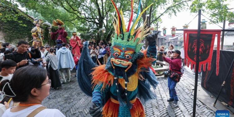 This photo taken on Oct. 17, 2024 shows a parade during the 11th Wuzhen Theatre Festival in Wuzhen of Tongxiang City, east China's Zhejiang Province. The 11th Wuzhen Theatre Festival kicked off Thursday in Wuzhen, featuring diversified performances and activities. (Photo: Xinhua)