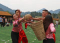 People engage in a bamboo ring ball match during the 14th Ethnic Unity and Progress Promotion Week in Chongqing's Pengshui Miao and Tujia autonomous county on Wednesday. [Photo/China Daily]