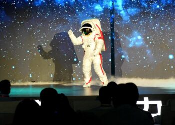 The exterior design of China's moon-landing spacesuit is unveiled on Saturday at the third Spacesuit Technology Forum in Chongqing. [Photo by ZHOU YI / CHINA NEWS SERVICE]