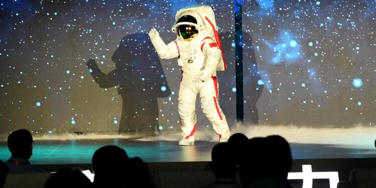 The exterior design of China's moon-landing spacesuit is unveiled on Saturday at the third Spacesuit Technology Forum in Chongqing. [Photo by ZHOU YI / CHINA NEWS SERVICE]