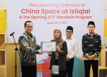 An Indonesian woman, who participated the first Mandarin program in Jakarta, receives a diploma during the launch ceremony of China Space at the Istiqlal Mosque in the Indonesian capital on Sept 5. LI ZHIQUAN/CHINA NEWS SERVICE