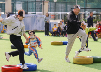 Parents and children participate in physical activities together at a kindergarten, Qingdao City, east China's Shandong Province, October 25, 2024. /CFP