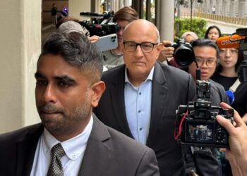 Former Transport Minister Subramaniam Iswaran, centre, and his lawyer Navin Thevar arrive at the High Court in Singapore, July 5, 2024. Photo: AP