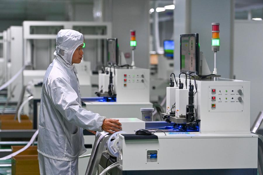 A staff member works at the workshop of an electronic technology company in the comprehensive bonded zone in Kashgar Prefecture, northwest China's Xinjiang Uygur Autonomous Region, Nov. 4, 2023. (Xinhua/Ding Lei)
