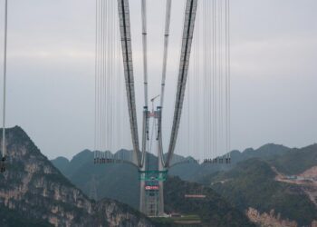 The 215-ton truss lifted on Monday will be the primary support for the Huajiang Grand Canyon Bridge's concrete deck. [Photo by Liu Boqian/For chinadaily.com.cn]