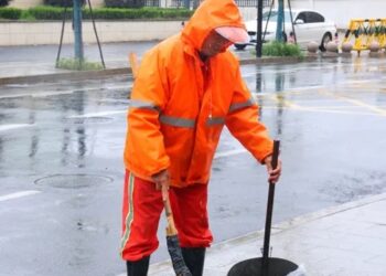 Wang Huiming cleans a street in Hangzhou, Zhejiang province. [Photo from web]