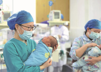 Medical staff at the People's Hospital of Yuping county, Tongren city, Guizhou province, care for newborns on Jan 2, 2024. [Photo by Hu Panxue/For China Daily]