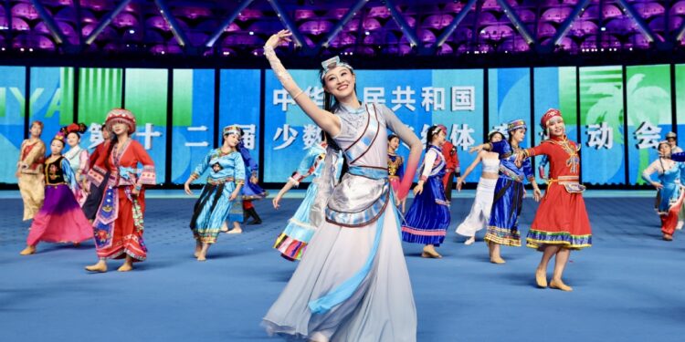 Performers prepare for the opening of the 12th National Traditional Games of Ethnic Minorities.[WEI XIAOHAO/CHINA DAILY]