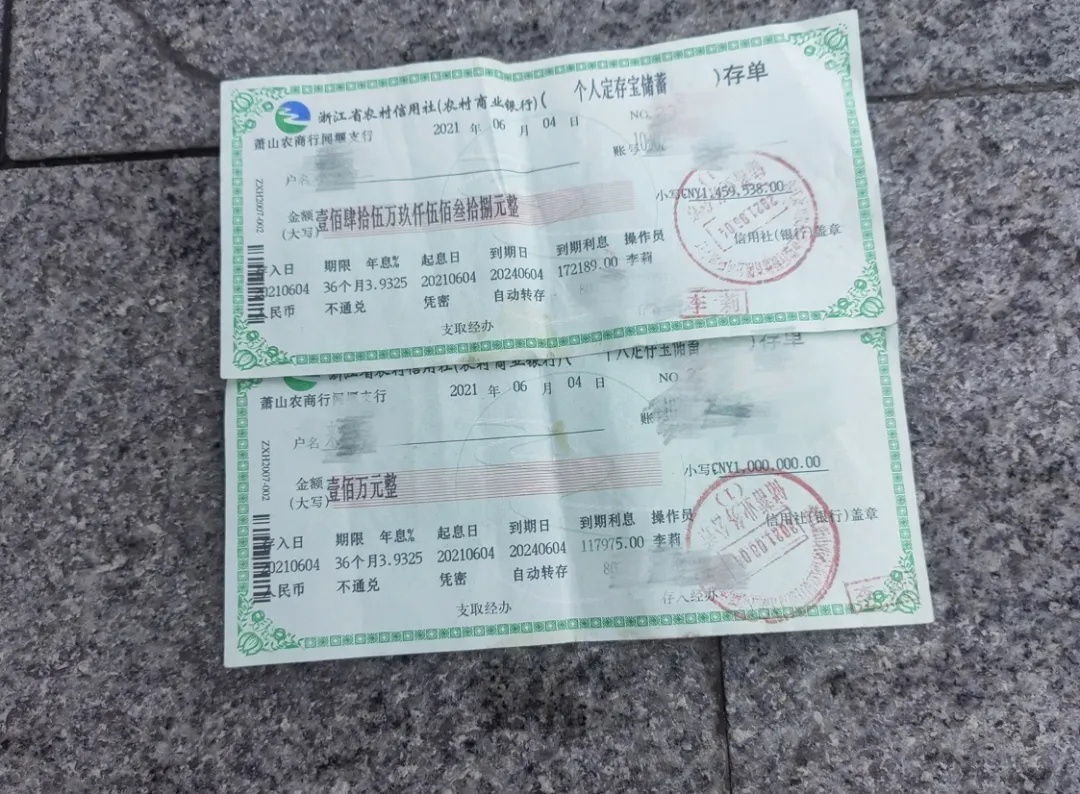 The two bank deposit certificates that have been returned to the owner. [Photo from web]