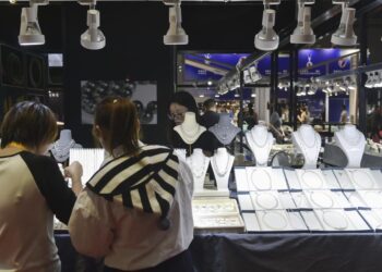 People visit the exhibition area of consumer goods during the seventh China International Import Expo (CIIE) in east China's Shanghai, Nov. 5, 2024. (Xinhua/Lu Peng)