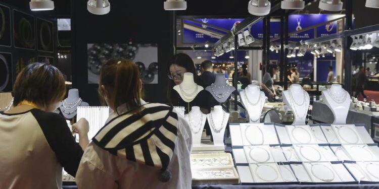 People visit the exhibition area of consumer goods during the seventh China International Import Expo (CIIE) in east China's Shanghai, Nov. 5, 2024. (Xinhua/Lu Peng)