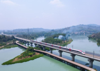 A high-speed train of the Jakarta-Bandung high-speed railway in operation, Puwakarta, Indonesia, September 30, 2023. /Xinhua