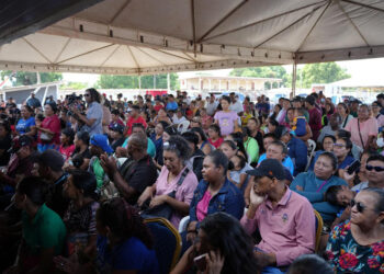 Persons who received the $100k cash grant in Region Nine on Tuesday. (Kaieteur News Photo)