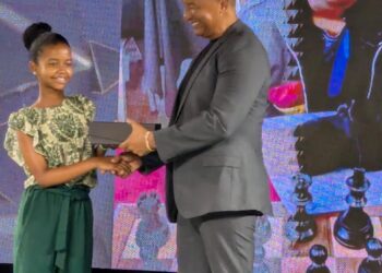 Kataleya Sam receives her prize from Mr. Kashif Mohammed