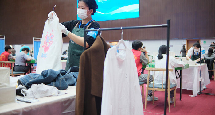 Contestants compete in organizational and decluttering skills at a vocational skills competition in Nantong, Jiangsu Province, on July 13, 2024 (VCG)