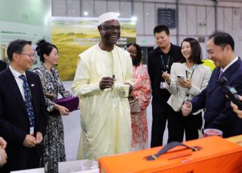 Ibrahim Thiaw (C), executive secretary of the United Nations Convention to Combat Desertification (UNCCD), tastes goji berry juice when visiting the China Pavilion at the 16th Conference of the Parties (COP16) to the UNCCD held in Riyadh, Saudi Arabia, Dec. 6, 2024. (Xinhua/Wang Dongzhen)