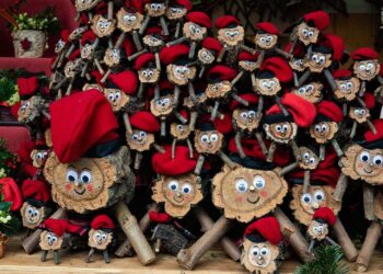 Catalonian tradition of caga tió (Shutterstock)