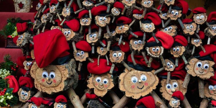 Catalonian tradition of caga tió (Shutterstock)