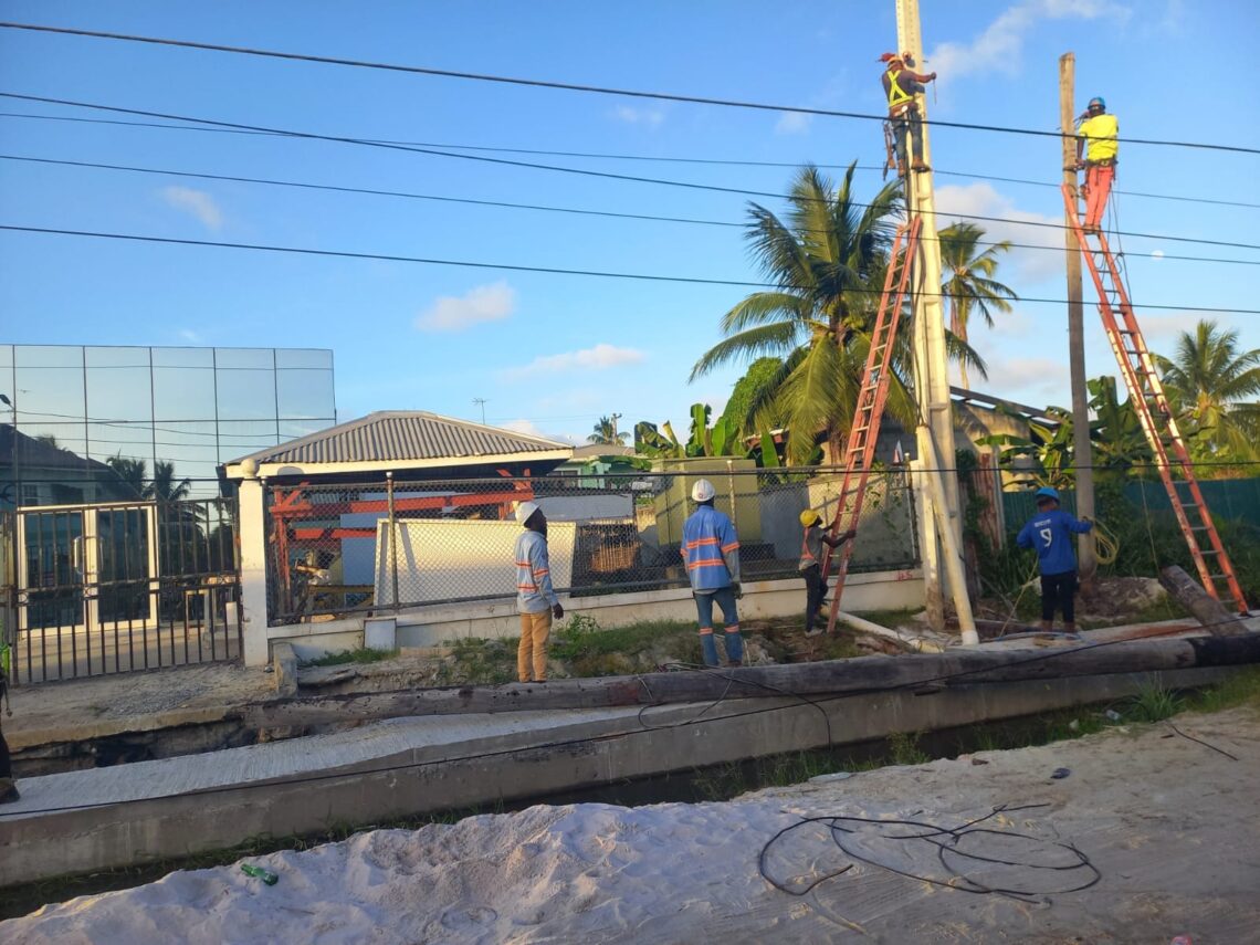 Guyana Power and Light (GPL) employees were today (December 14, 2024) seen working to restore electricity after poles fell between December 12-13, 2024
(Photo credit- Nigel Hughes Facebook)