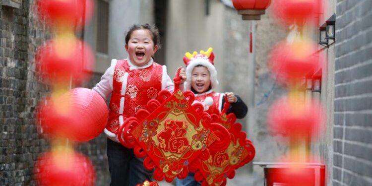Children holding lanterns and Chinese knots have fun at a community in Yangzhou City, east China's Jiangsu Province, Jan. 24, 2025. (Photo by Meng Delong/Xinhua)
