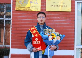 The high school division of the Yinchuan Foreign Language Experimental School in Yinchuan, Ningxia Hui autonomous region, organized an award ceremony on Monday to acknowledge Guo Qing's heroic deed of carrying a classmate during the recent earthquake evacuation. The boy's courageous act won widespread admiration online. [Photo provided to chinadaily.com.cn]
